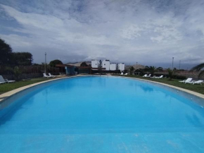 Depa con piscinas en Asia